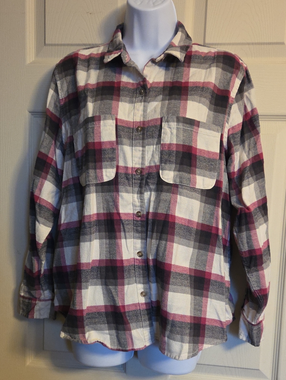 Universal Thread Plaid Button-Up Shirt Size Medium